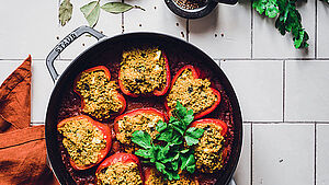 Pfanne mit gefüllten Paprikas. | © Jana Eisert