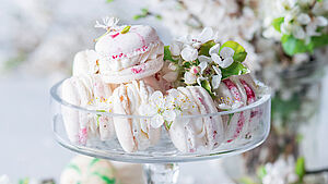 Macarons in Glasschale angerichtet. | © StockFood/Irina Meliukh