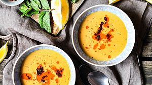Zwei Teller mit Linsensuppe. | © Julia Radtke 