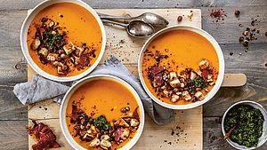 3 Suppenteller auf Holzbrett serviert |© Julia Cawley