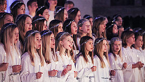 Kinderchor in Engelskleidern | © Sussi Hj, shutterstock.com