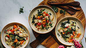 3 Suppenteller auf Holzbrett serviert | © Kathrin Salzwedel