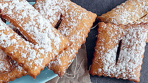 Fastnachtsküchle, mit Puderzucker bestäubt. | © Christa Spilling-Nöker 