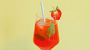 Glas mit Erdbeercocktail. | © Finken & Bumiller, Stuttgart