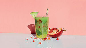 Melonen-Aqua-Fresca im Glas mit Granatapfel angerichtet | © Nathalie Wolff