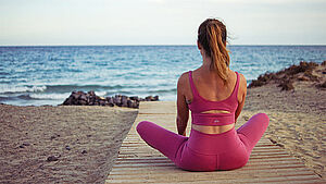 Nina-Maria Mixtacki im Yoga-Sitz mit Blick auf das Meer. | © privat, Simon Fischer