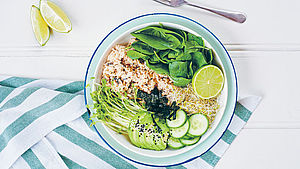 Tiefer Teller mit Wildreis und grünem Gemüse. | © Nikole Ramsey