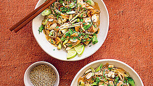 Erdnuss-Sobanudeln angerichtet auf zwei Tellern. | © Jana Eisert