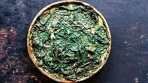 Spinat-Feta-Tarte auf dunklem Steintisch. | © Charlotte Lascève