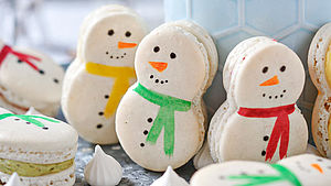 Macaron-Schneemänner zusammengestellt | © Syld AB/Photocuisine