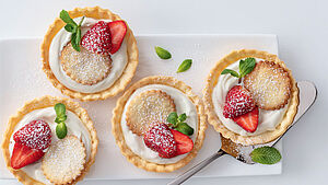 Törtchen mit Zitronencreme und Erdbeeren. | © StockFood