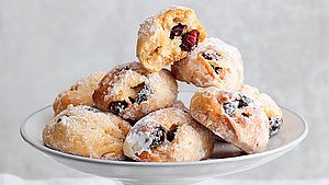 Teller mit kleinen Quarkstollenkonfekten. | © StockFood/Gräfe & Unzer Verlag, Mathias Neubauer