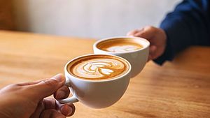Zwei Cappuccino-Tassen. | © Farknot Architect, shutterstock.com