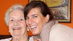 Seniorin und Pflegerin lachend nebeneinander. | © pixabay.com