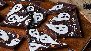 Schokolade mit Geistergesichtern verziert. | © Christina Heß