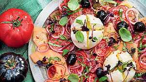 Tomaten-Melonen-Carpaccio angerichtet mit Burrata. | © StockFood/StockFood Studios/ Neubauer, Mathias