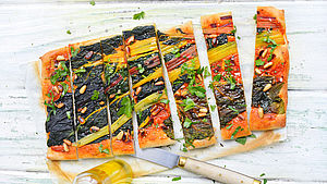 In Streifen geschnittene Mangold Pizza | © Kerouédan / Photocuisine