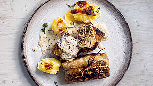 Weißkohl-Rouladen mit Kartoffelgratin. | © Julia Cawley