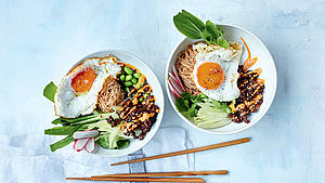 Zweis Schalen mit Salat garniert mit einem Spiegelei. | © Laura Edwards