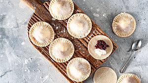 Selbstgemachte Rote-Bete-Ravioli mit Ricotta-Füllung | © rom_olik, Shutterstock.com