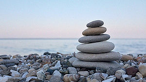 Aufgestapelte Steine am Muschelstrand. | © pixabay.com