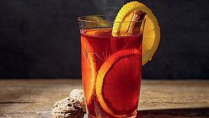 Glas mit alkoholfreiem Adventspunsch, garniert mit Orangenscheiben. | © Finken & Bumiller, Stuttgart