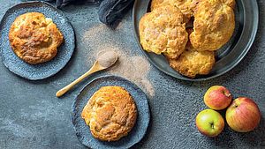 Kleine Apfelküchlein auf einem Teller | © Andrea Natschke-Hofmann, Jan Thorbecke Verlag 2021