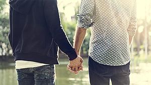 Zwei Männer halten sich an der Hand | © Rawpixel.com, Shutterstock.com