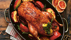 Gebratene Gans auf Äpfeln im Bräter. | © Liliya Kandrashevich, shutterstock.com