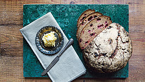 Angeschnittenes Preiselbeerbrot mit Butter serviert | © Sonja Dahlgren