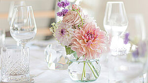 Gedeckter Tisch mit Vase mit Pfingstrosen. | © unsplash.com