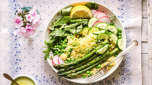 Angerichtete Bowl mit Hirse, grünem Spargel und Radieschen | © Lynn Hoefer