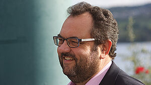 Seitliches Porträt von Jürgen Weis.