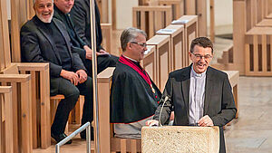 Prälat Klaus Krämer wird neuer Rottenburger Bischof, Krämer steht an einem Pult | drs, Hanna Renner