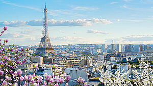 Stadtbild Paris, mit Blick auf den Eiffelturm. | © shutterstock.com