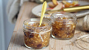 Zwei Gläser mit Bratapfel-Marmelade gefüllt. | © Carolin Jahn