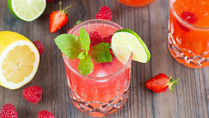 Mit Minze und Limette angerichtete Beeren-Limonade | © Adaeze Wolf