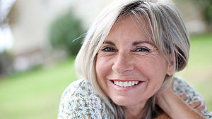 Porträt einer ruhigen reifen Frau im Garten | © ESB Professional / shutterstock.com