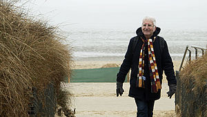 Pierre Stutz bei seinem winterlichen Morgenspaziergang am Strand | © Jannick Mayntz