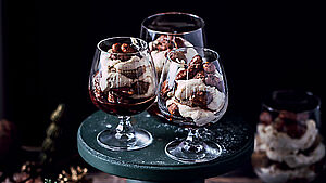 Drei Gläser mit Tiramisu mit gebrannten Mandeln.  | © Belinda Hausner