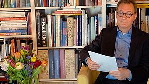 Ulrich Peters liest aus seiner Neujahrsrede | © Verlagsgruppe Patmos