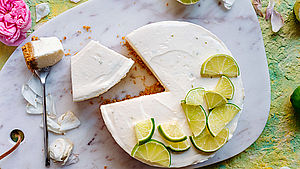 Angeschnittener »Key Lime Pie«, garniert mit Limettenscheiben. | © Kathrin Salzwedel / Ramin Madani