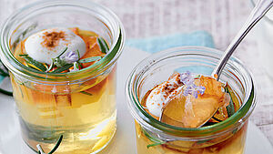 Apfelgelee in zwei Gläsern. © StockFood/Gräfe & Unzer Verlag/Kramp + Gölling