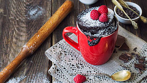 schokoloadiger Mug Cakes mit Himbeeren als Dekoration | © Anastasia Izofatova, shutterstock.com