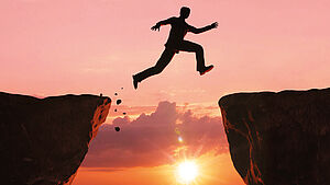 Person springt von Felsen zu Felsen. | © Eschbacher Bildarchiv