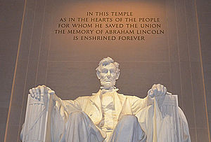 Der ehemalige amerikanische Präsident Abraham Lincoln als Göttervater Zeus in einer Statue dargestellt. Das sogenannte »Lincoln Memorial« ist ein 1922 fertiggestelltes Denkmal zu Ehren Lincolns.