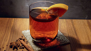 Heißer alkoholfreier Cocktail mit Zitronenschnitz | © Burkhard Finken, Jan Thorbecke Verlag 2021