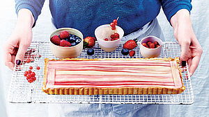 Kuchen auf Gitterrost mit Obst dekoriert | © Valéry Guedes