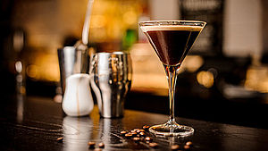 Espresso-Martini auf einer Theke | © Maksym Fesenko / shutterstock.com