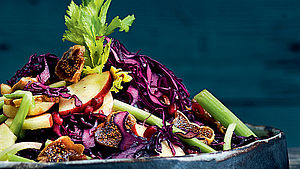 Schüssel mit Rotkohlsalat mit Äpfeln und Feigen garniert. | © Mette Løvbom